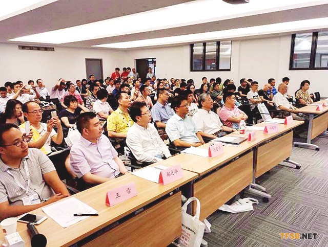 中國新風(fēng)系統(tǒng)應(yīng)用技術(shù)論壇（上海站）的主辦單位為中國建筑節(jié)能協(xié)會(huì)暖通空調(diào)專業(yè)委員會(huì)和中國新風(fēng)行業(yè)聯(lián)盟，在論壇開始時(shí)，中國新風(fēng)行業(yè)聯(lián)盟主席、國家空調(diào)設(shè)備質(zhì)檢中心副主席曹陽等領(lǐng)導(dǎo)和嘉賓紛紛到場致辭。