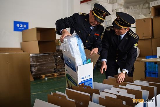 2017年3月16日，上海嘉定，質(zhì)檢人員隨機(jī)抽取一臺(tái)機(jī)器進(jìn)行檢測(cè)。 本文圖均為 澎湃新聞見(jiàn)習(xí)記者 劉嘉煒 圖