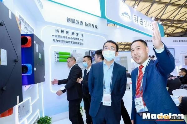 邵總在向用戶介紹邁迪龍新風(fēng)產(chǎn)品